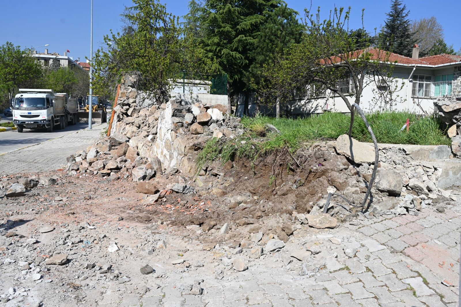 Isparta Belediyesi’nden Eğitim Bölgesine Modern Dokunuş Eski Duvar Yıkıldı (6)