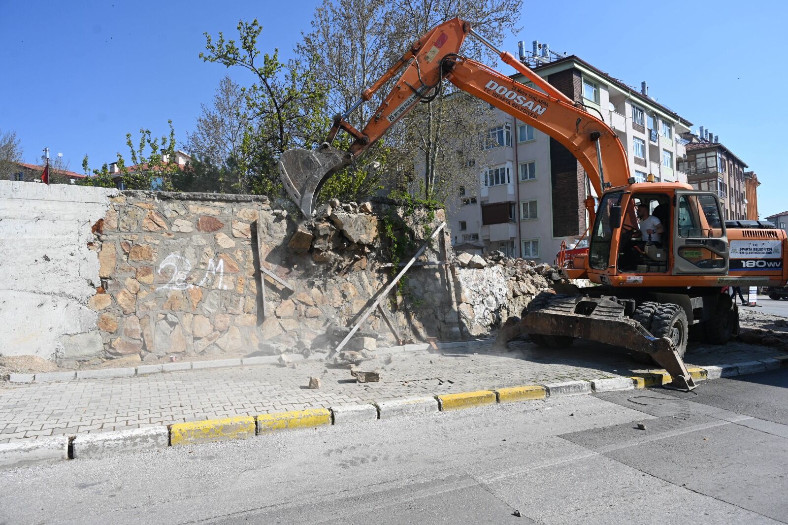Isparta Belediyesi’nden Eğitim Bölgesine Modern Dokunuş Eski Duvar Yıkıldı (7)