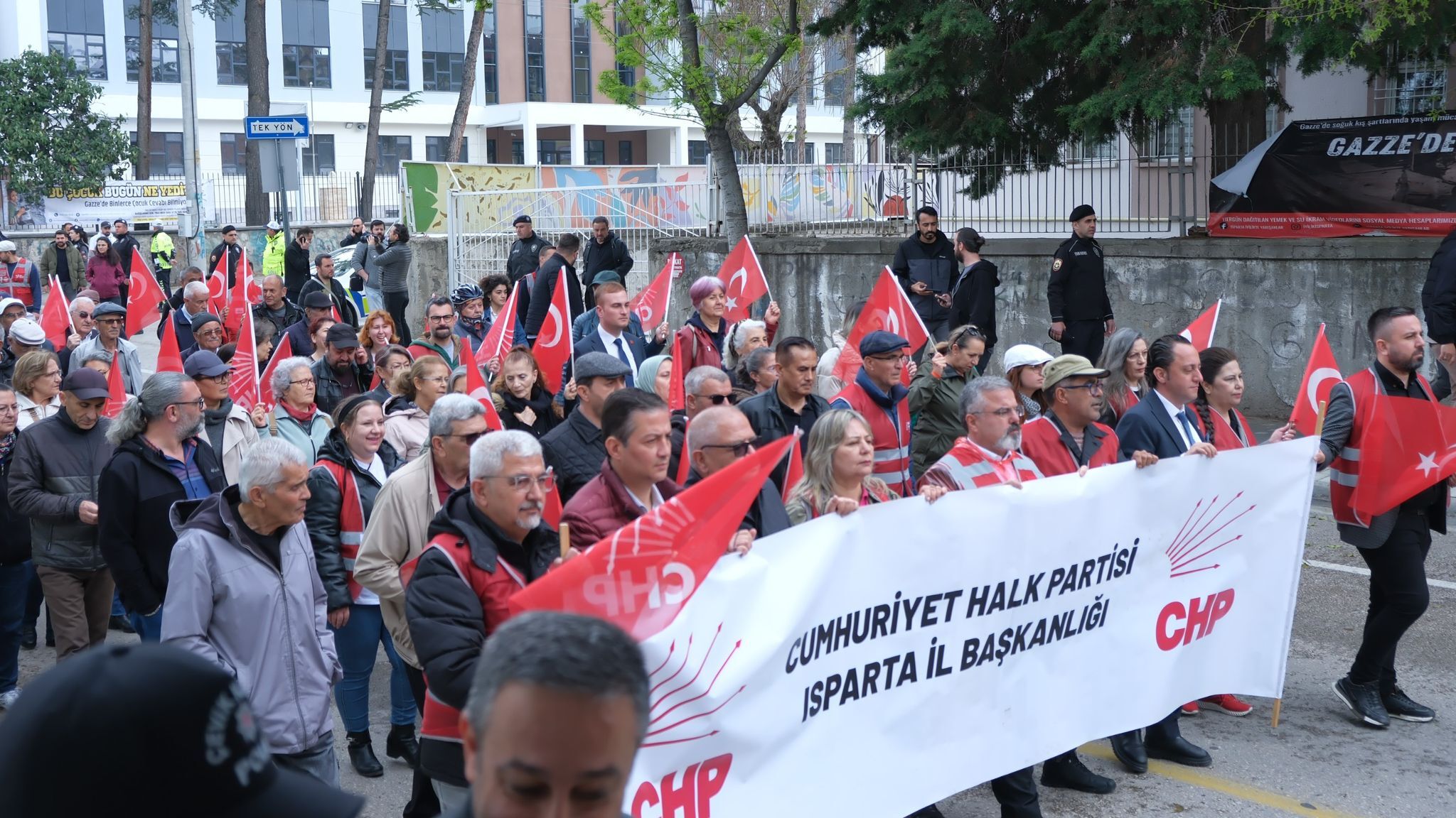 Isparta'da 1 Mayıs Yürüyüş Ve Halaylarla Kutlandı (2)