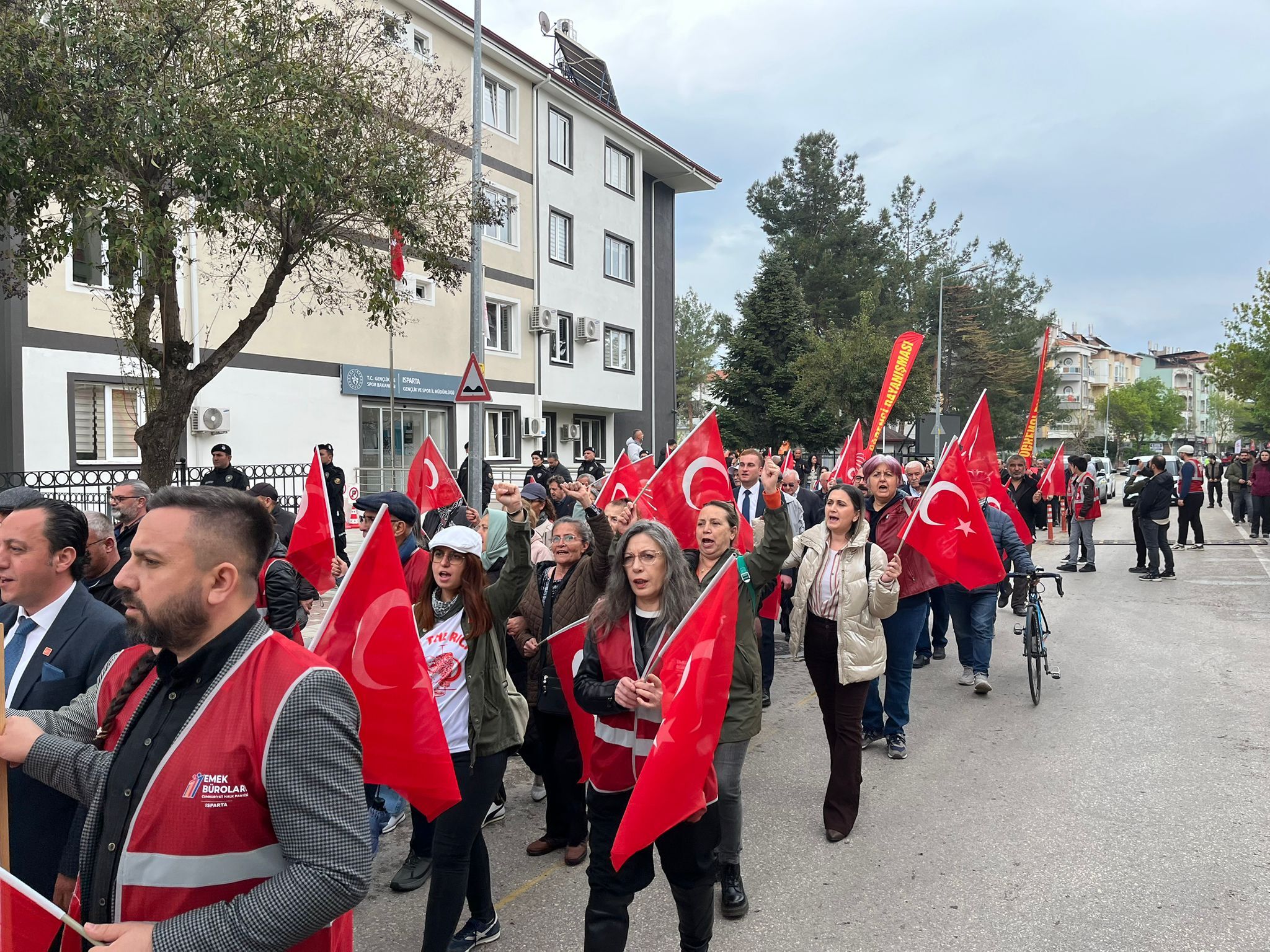 Isparta'da 1 Mayıs Yürüyüş Ve Halaylarla Kutlandı (4)
