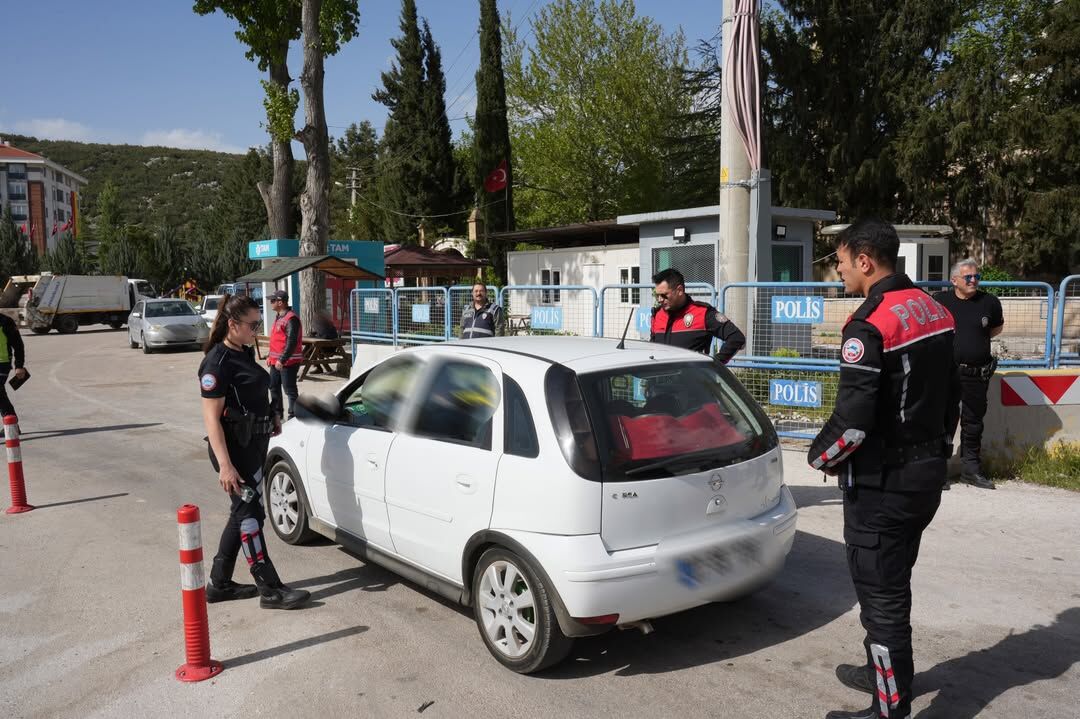 Isparta’da Araç Ve Şahıslara Sıkı Denetim (3)