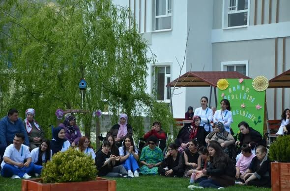 Keçiborlu’dan Örnek Davranış Yaşlıları Ziyaret Edip Gönüllere Dokundular (4)