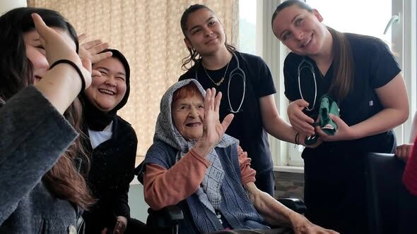 Öğrencilerden Huzurevine Vefa Dolu Ziyaret (1)