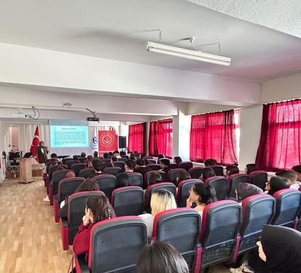 Şarkikaraağaç’ta Üniversite Öğrencilerine Bilinçli Medya Kullanımı Eğitimi (3)