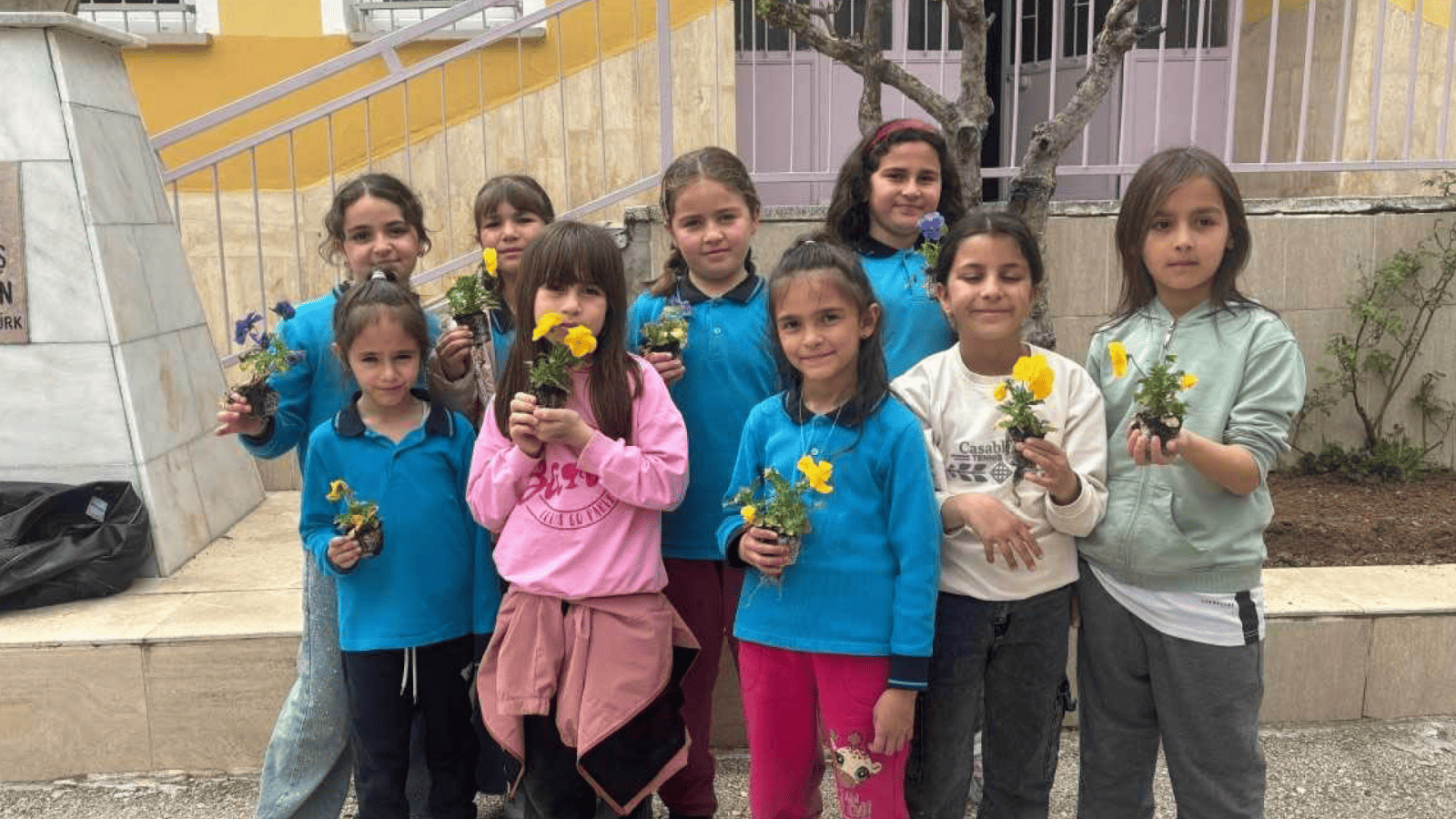 Sdü’lü İletişimcilerden Sav’daki Okula Renkli Dokunuş (1)