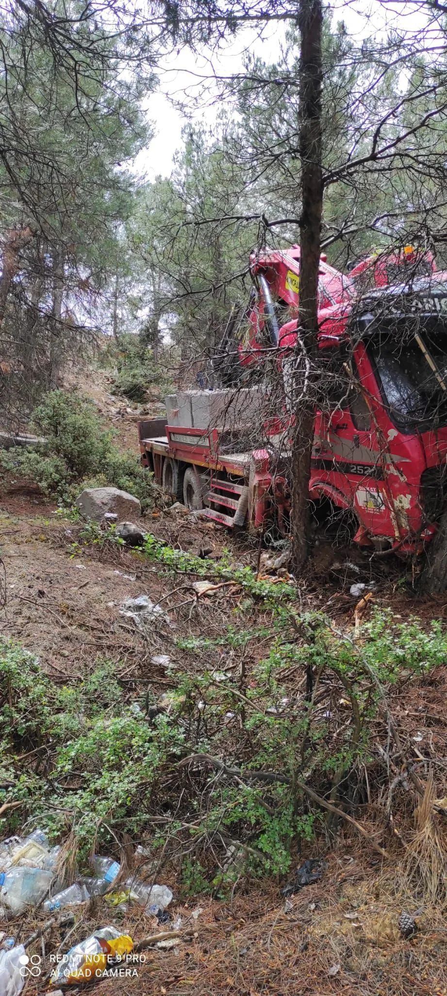 Yağışlı Havada Kontrolden Çıkan Vinç Şarampole Uçtu (4)