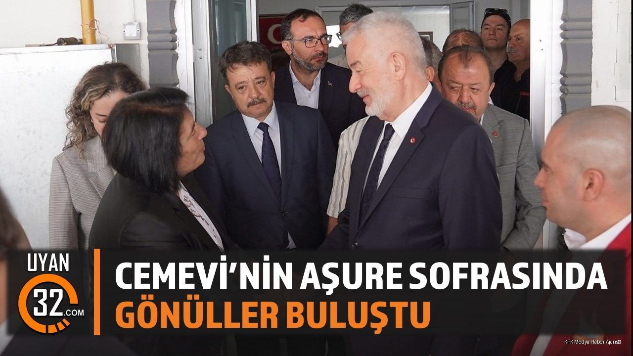 Cemevi'nin aşure sofrasında gönüller buluştu
