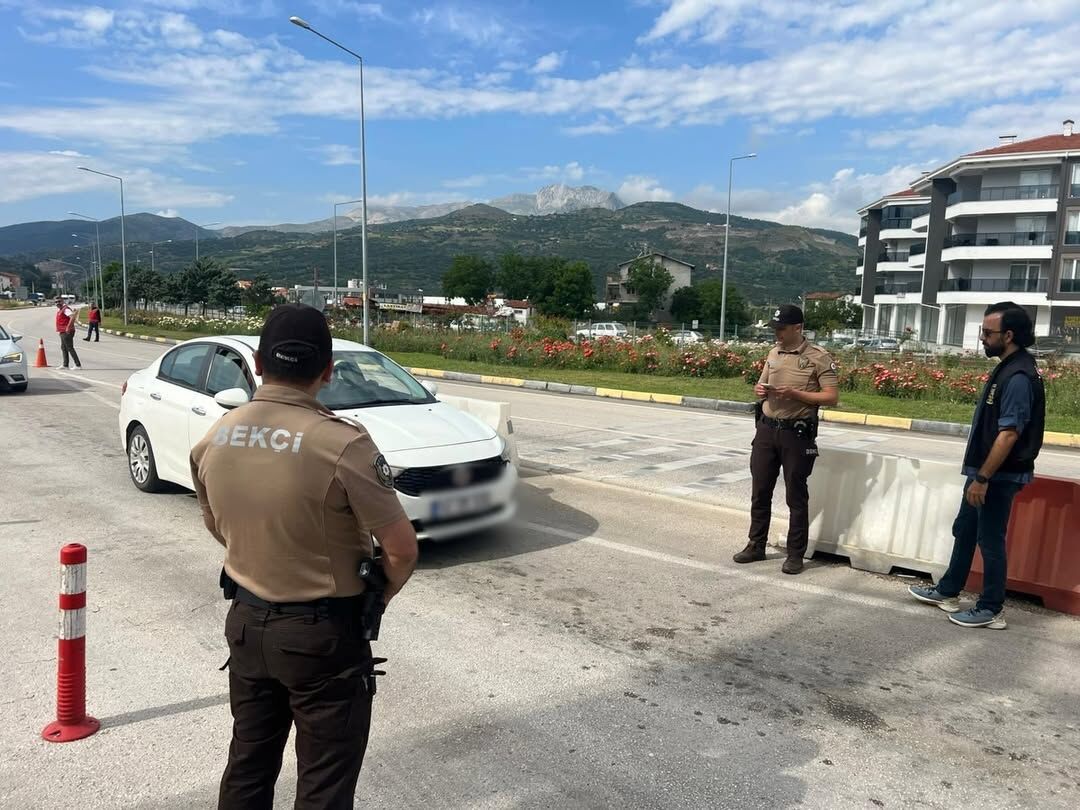 Isparta'da Emniyet Ekiplerinden 5 Farklı Noktada Huzur Operasyonu (3)