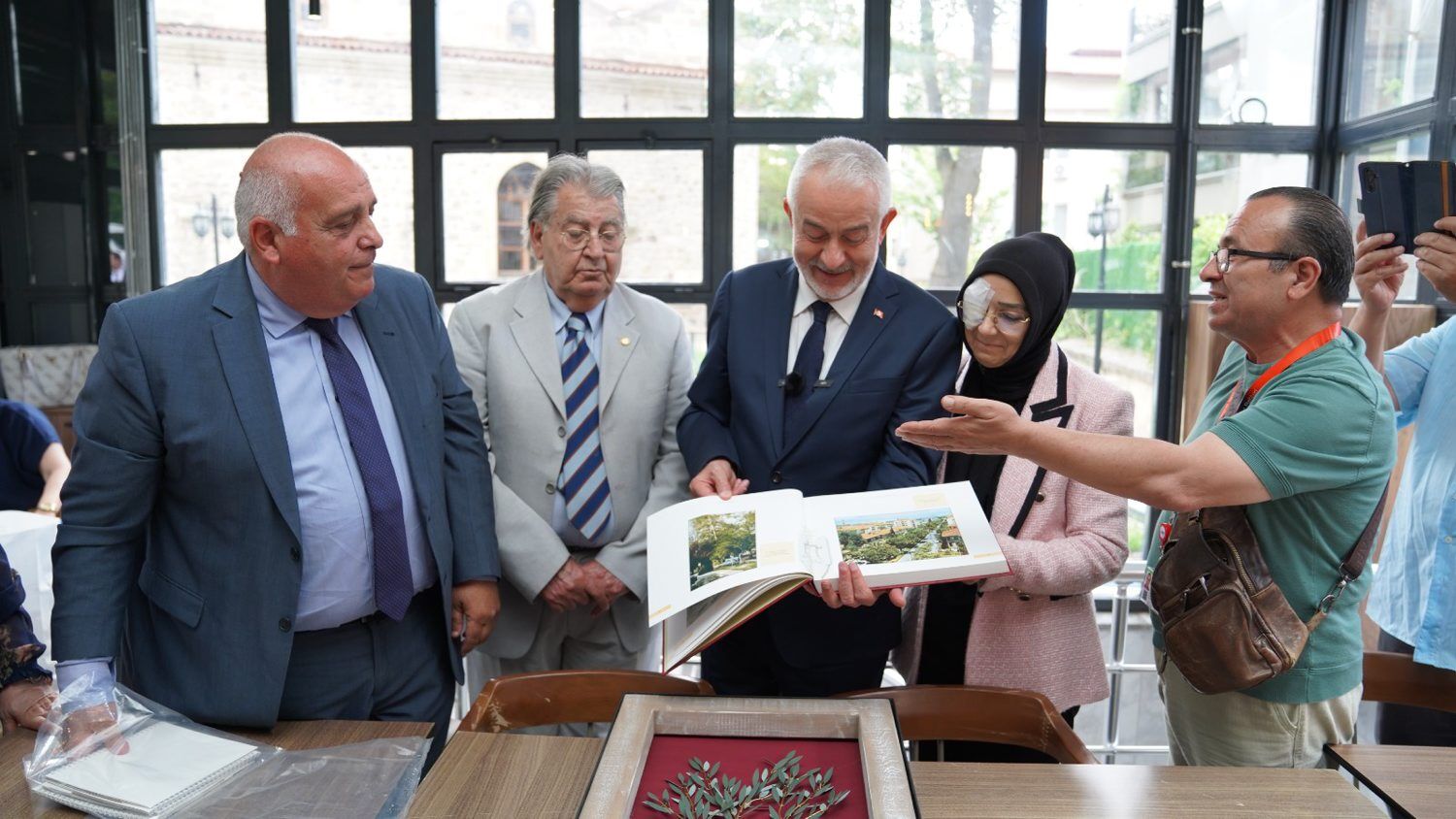 Mübadil Torunlarından Başkan Başdeğirmen’e Kilise Restorasyonu Teşekkürü (1)