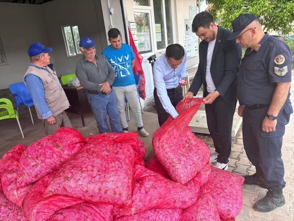 Uluborlu’da Gül Hasadı Mesaisi Kaymakamdan Üreticiye Ve İşçilere Ziyaret (4)