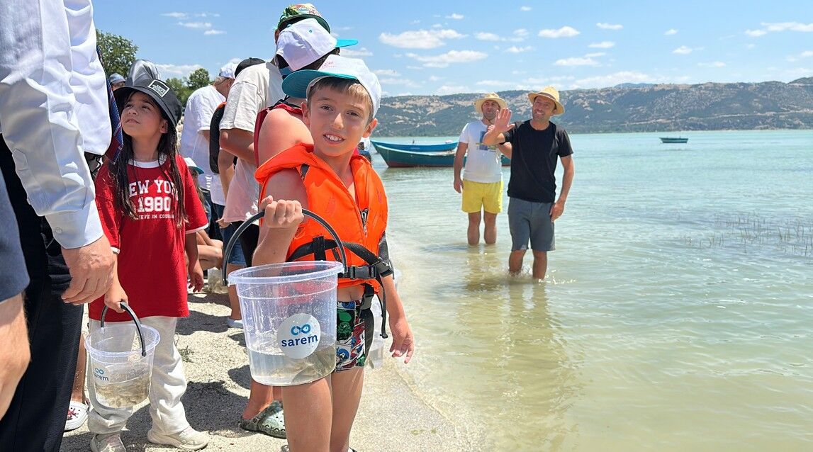 Eğirdir Gölü'ne Binlerce Pullu Sazan Yavrusu Bırakıldı 1