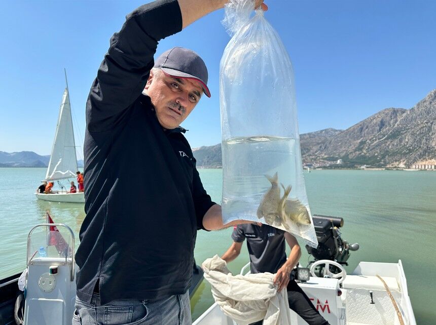 Eğirdir Gölü'ne Binlerce Pullu Sazan Yavrusu Bırakıldı 2