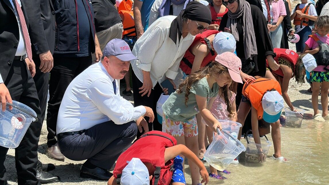 Eğirdir Gölü'ne Binlerce Pullu Sazan Yavrusu Bırakıldı 4
