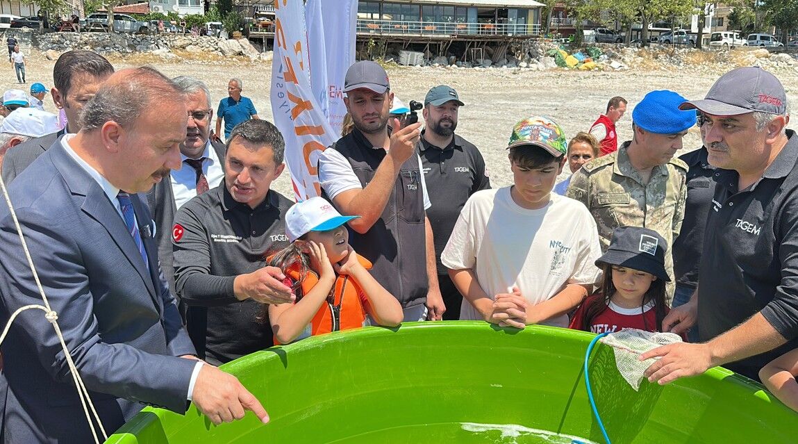 Eğirdir Gölü'ne Binlerce Pullu Sazan Yavrusu Bırakıldı