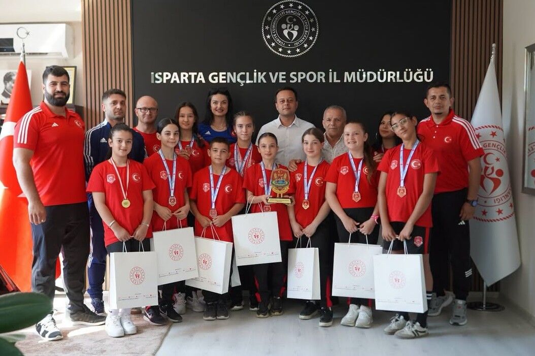 Isparta'nın Minik Güreşçileri Türkiye'yi Salladı