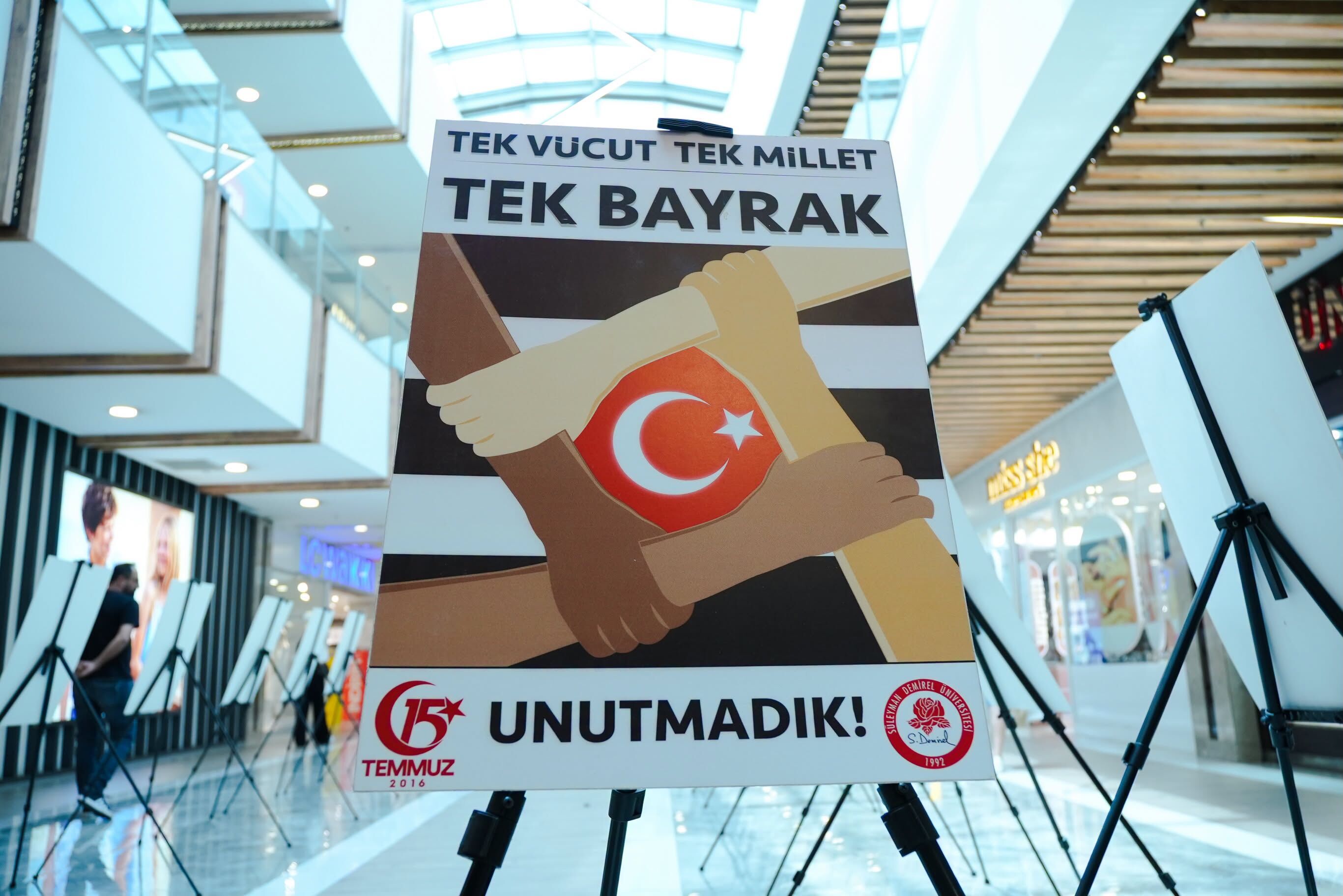 Sdü'den 15 Temmuz'u Anlatan Anlamlı Fotoğraf Sergisi (3)
