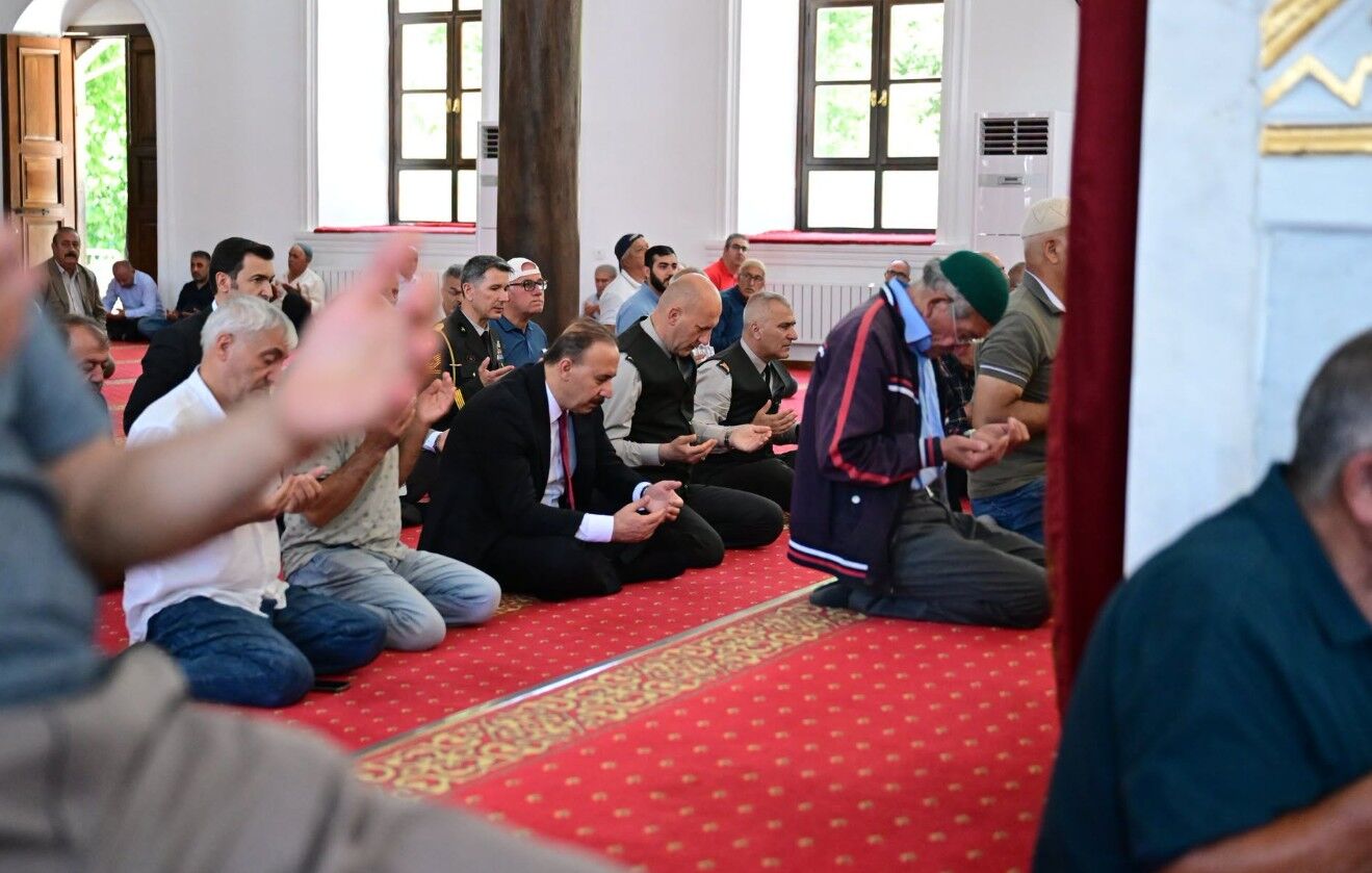 Tarihi Ulu Cami'de Şehitler İçin Dualar Yükseldi