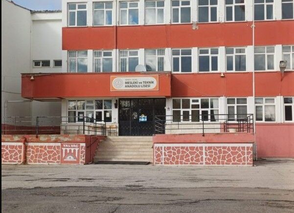 Yalvaç Meslek Lisesi'nin 42 Yıllık Binası Yıkıldı!
