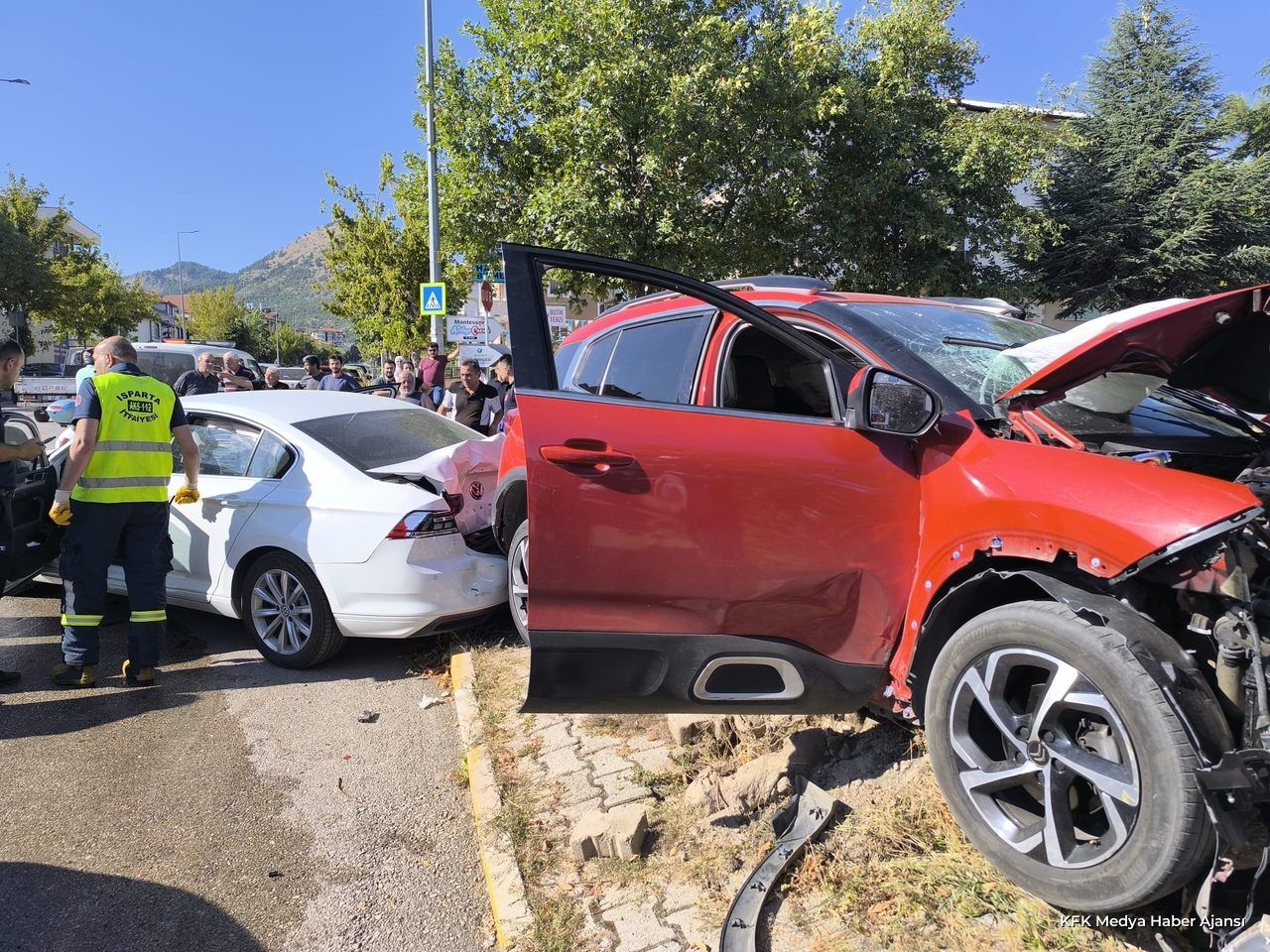 Isparta Da Iki Otomobil Carpis 4