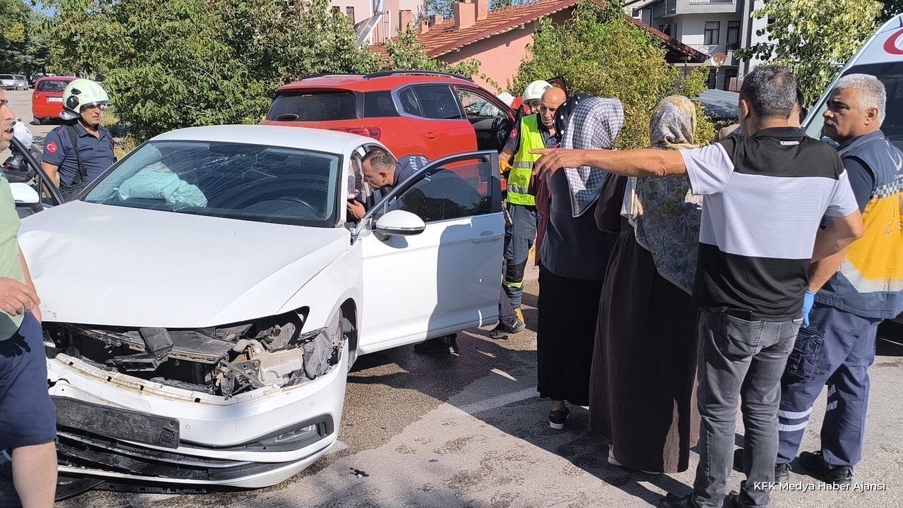 Isparta Da Iki Otomobil Carpis 7